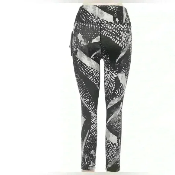 Lululemon Leggings in Black and White (Women's Size 6) - Picture 2 of 10